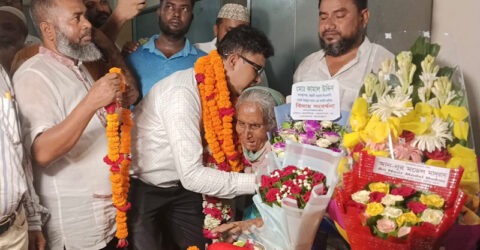 গাজীপুর বোর্ডবাজার শাখার অগ্রণী ব্যাংক ম্যানেজারের বিদায়ে অঝোরে কাঁদলেন গ্রাহকরা
