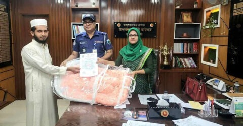 জাতীয় জন্ম ও মৃ’ত্যু নিবন্ধন দিবসে বাঘায় শিশুদের জন্মসনদ ও উপহার বিতরণ